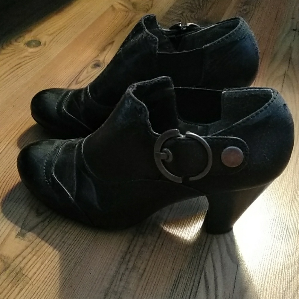 Black close toed shoes